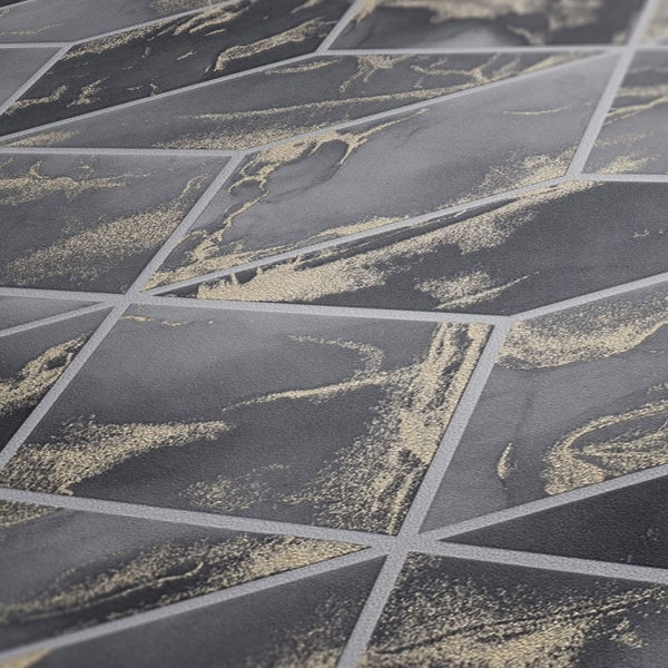 Frau sitzt vor einer Wand mit geometrischen Fliesen auf einer Bank