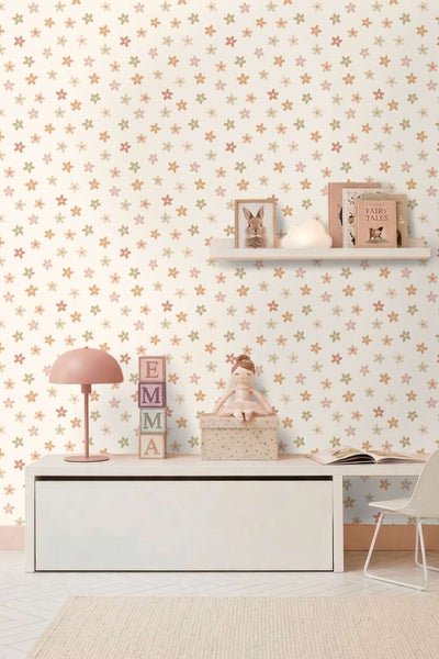 Kindertapete mit Blumenmuster in einem liebevoll eingerichteten Kinderzimmer mit Möbeln und Spielzeug