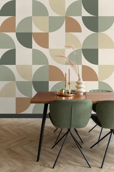 Esszimmer mit Holztisch, grünen Stühlen und geometrischer Tapete für ein stilvolles Ambiente.