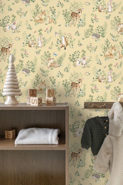 Vliestapete mit Waldtier-Motiv wie Hirschen, Füchsen und Hasen im Kinderzimmer-Ambiente mit Holzregal und Kleiderhaken.