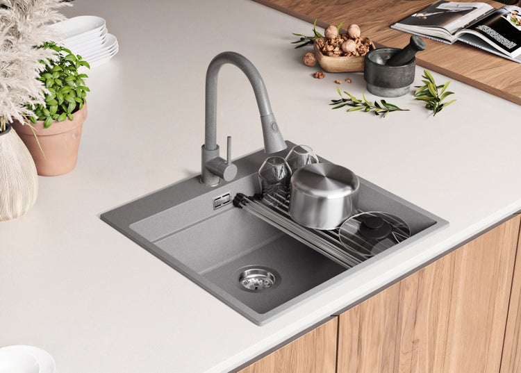 Spüle mit Abtropfgestell und Küchenarmatur auf einer Küchentheke