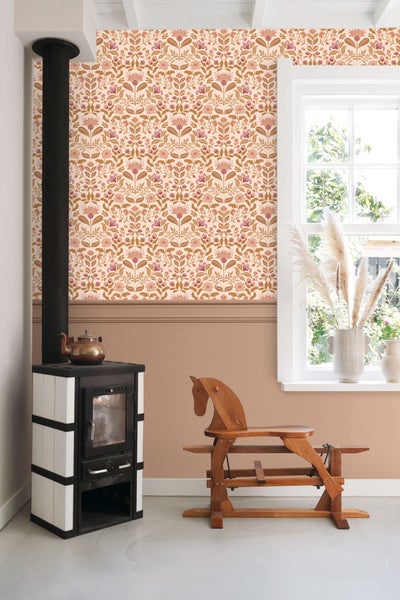 Wohnraum mit floraler Tapete, Ofen und Holzpferd