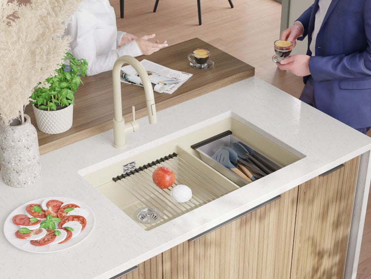 Küchenszene mit Spüle, Armatur, Geschirr und Lebensmitteln auf der Arbeitsplatte