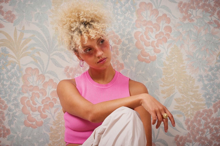 Nahaufnahme einer floral gemusterten Tapete.