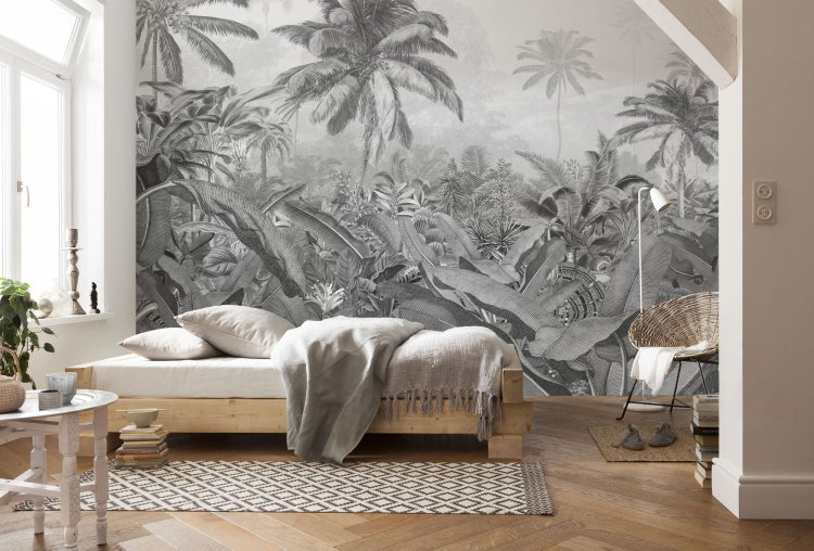 Wohnzimmer mit Fototapete mit Dschungelmotiv, Bett und Teppich