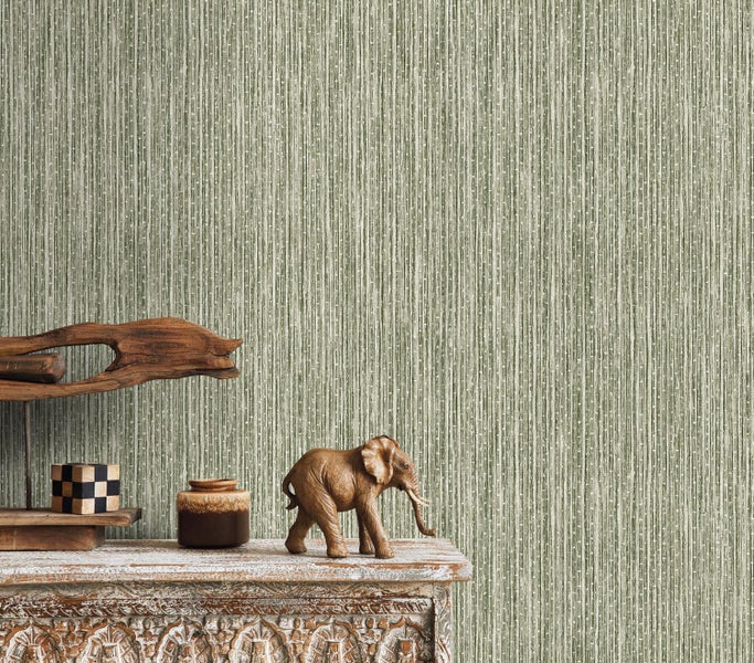 Nahaufnahme einer strukturierten Tapete mit vertikalem Muster und dekorativen Elementen auf einer Kommode