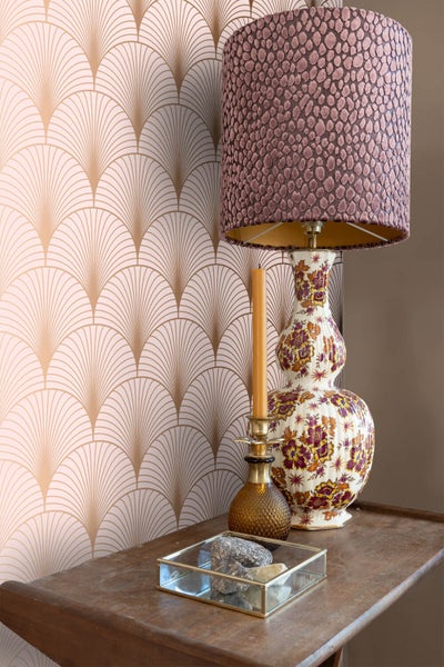 Dekorative Szene mit Tapete, Lampe und Kerze auf einem Holztisch