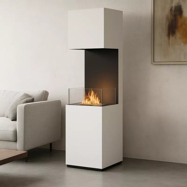 Moderner Ethanolkamin mit Glasumrandung in einem Wohnraum