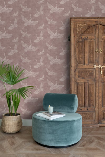 Raumansicht mit gemusterter Tapete, Sessel und Holztür