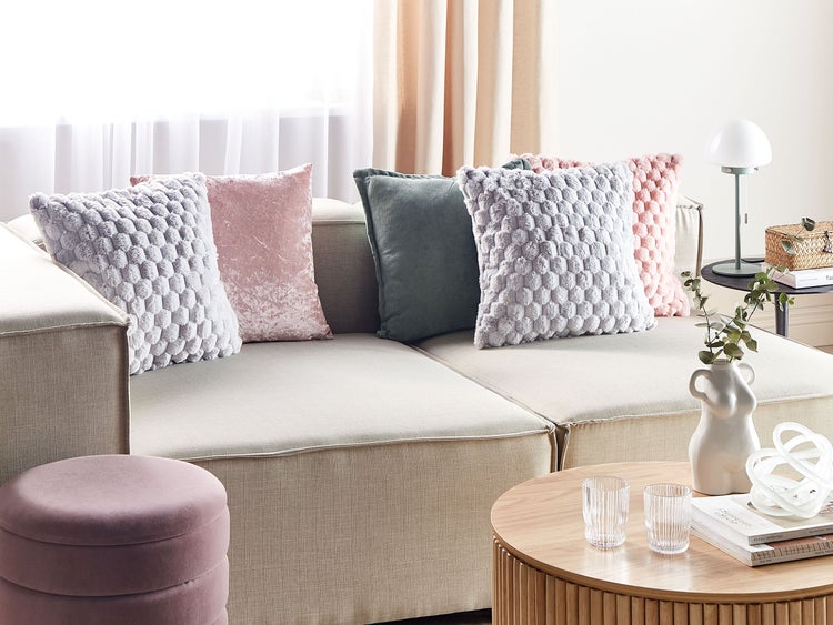 Zwei dekorative Kissen mit geometrischem Muster