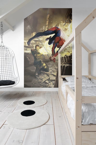 Kinderzimmer mit Spiderman-Tapete, Schaukelstuhl und Holzbett