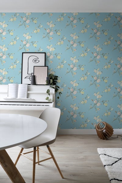 Wohnraum mit blumiger Tapete, weißem Klavier und Esstisch