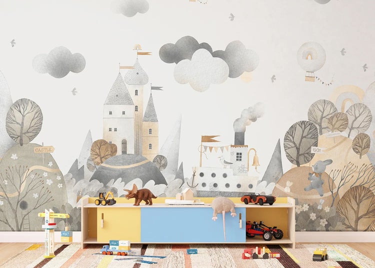 Vliestapete in einem hellen Kinderzimmer mit Motiven von Burg, Schiff und Bergen über einem Spielzeugregal.