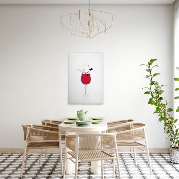Leinwandbild mit abstraktem Motiv eines Weinglases und einer darin badenden Person über einem Esstisch