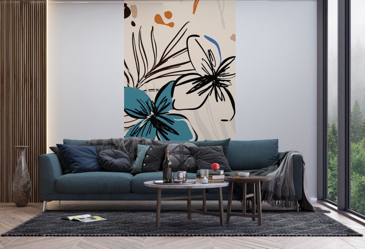 Wohnzimmer mit Sofa, Couchtischen und floralem Wandbild für ein gemütliches Ambiente