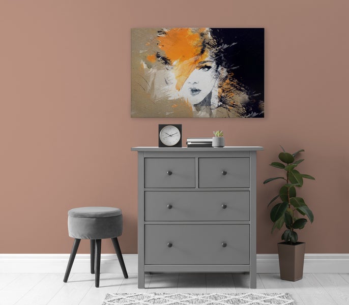 Moderne Kommode mit vier Schubladen in einem stilvoll eingerichteten Wohnraum mit einem abstrakten Wandbild und einem kleinen Polsterhocker.