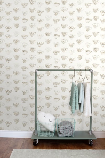 Dekoratives Zimmer mit Teetassen Tapete, Kleiderständer und Accessoires.