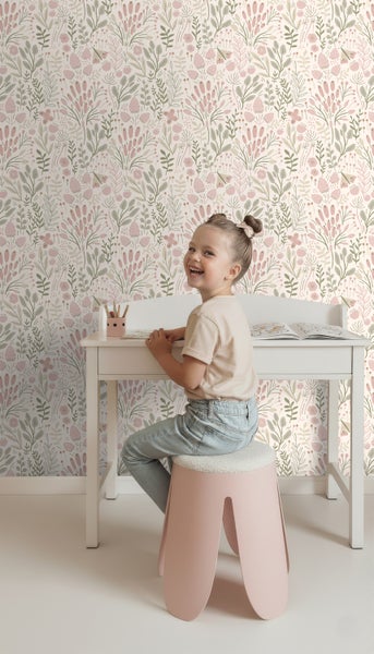 Kinderzimmer mit Blumentapete, Schreibtisch und Hocker