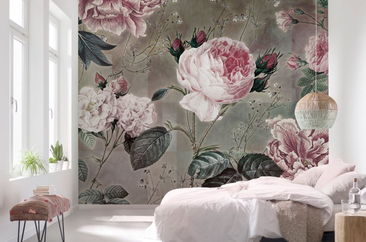 Schlafzimmer mit einer Tapete mit Rosenmotiv für eine helle und geräumige Atmosphäre.
