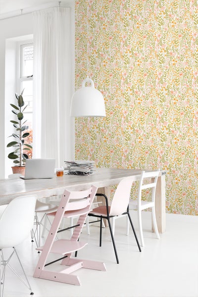 Heller Raum mit Esstisch, Stühlen und floral gemusterter Tapete