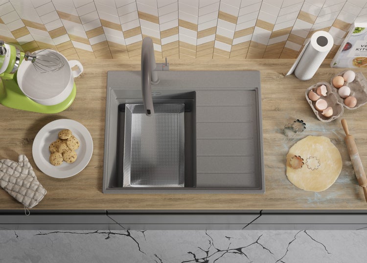 Küchenszene mit Spüle, Armatur, Teig, Ausstecher, Eiern und Küchenmaschine