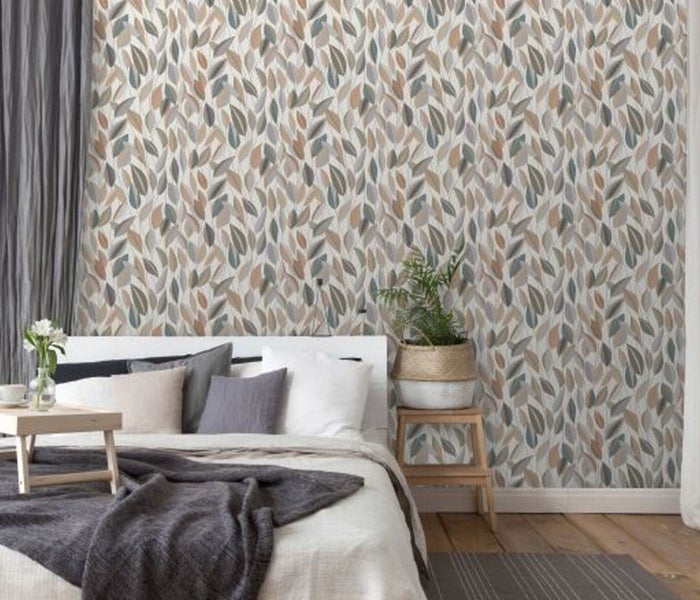 Dekorative Tapete mit Blättermuster und Tisch mit dekorativen Elementen