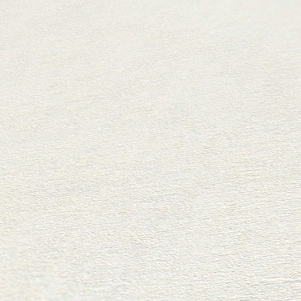 Helle Wohnraumgestaltung mit Bord, Deko-Objekten, Bildern und Lampe