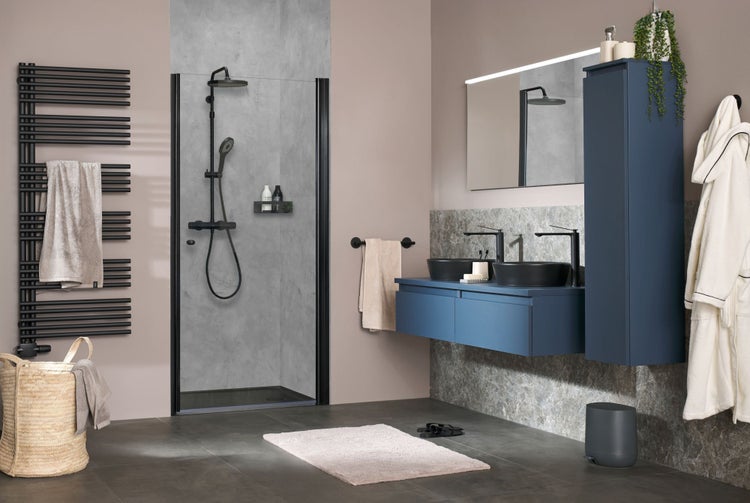 Modernes Badezimmer mit Dusche, Waschtisch mit zwei Waschbecken, Handtuchwärmer und passenden Accessoires.