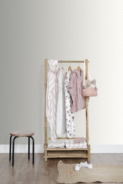 Kinderzimmer mit Kleiderständer, Hocker und Teppich auf Holzboden