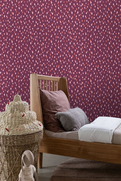 Kinderzimmer mit Bett, Spielzeugkorb und Tapete mit Punktmuster