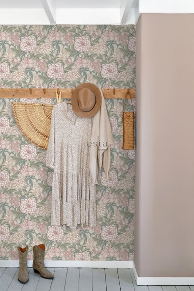 Flur mit floral gemusterter Tapete, Garderobe, Kleid, Hut und Stiefeln