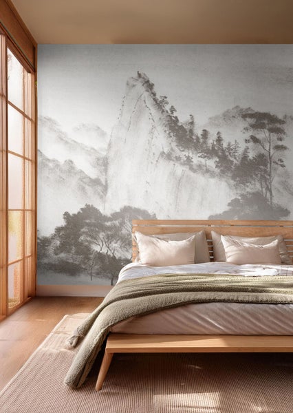 Helles Schlafzimmer mit Holzbett und Bergmotivtapete