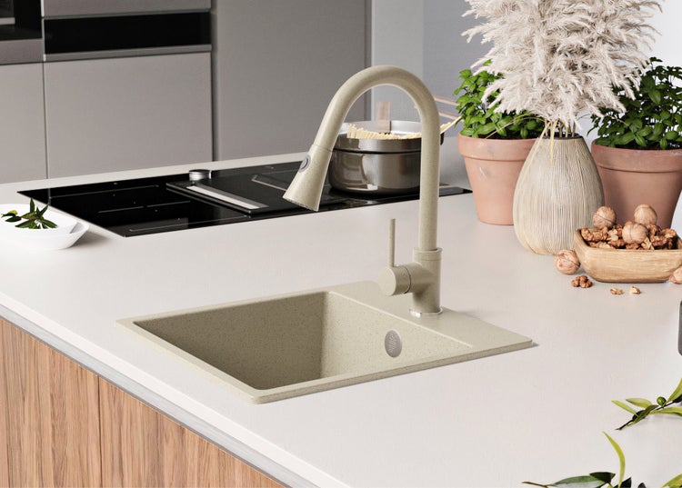 Küchenspüle mit Armatur in einer hellen Küche