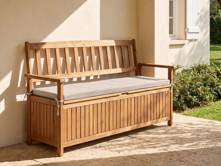 Gartenbank aus Holz mit integrierter Auflagenbox, Rückenlehne, Armlehnen und einem Sitzkissen auf einer Terrasse.