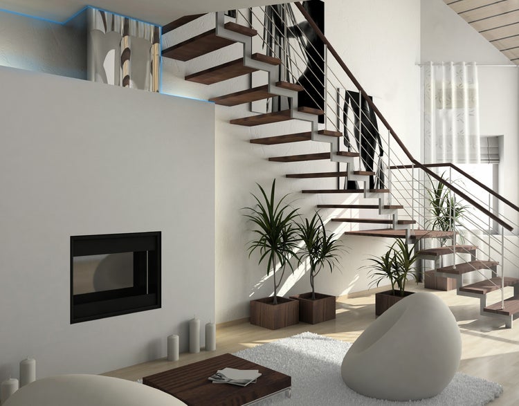 Helles Wohnzimmer mit Treppe, Zimmerpflanzen, Kamin und modernen Möbeln