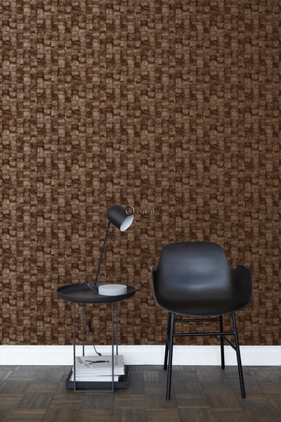 Szene mit gemusterter Tapete, Tischlampe und Stuhl.