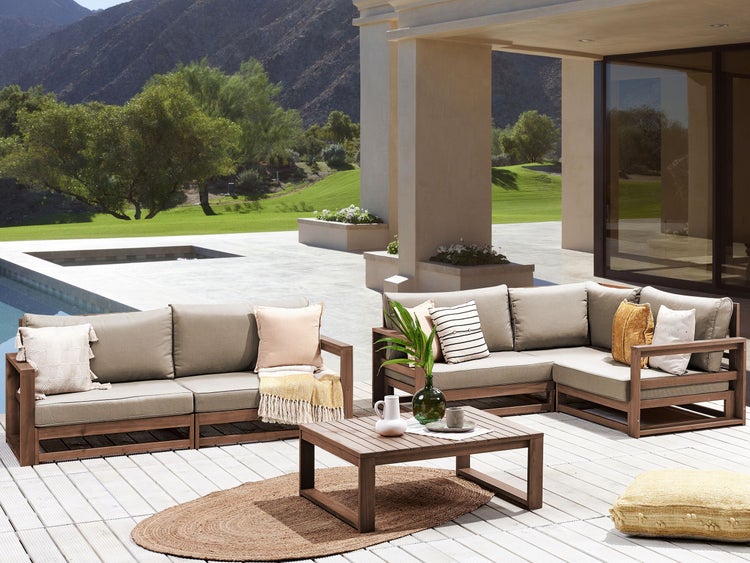 Terrasse mit Gartenmöbelset, bestehend aus Sofas, Couchtisch und Kissen