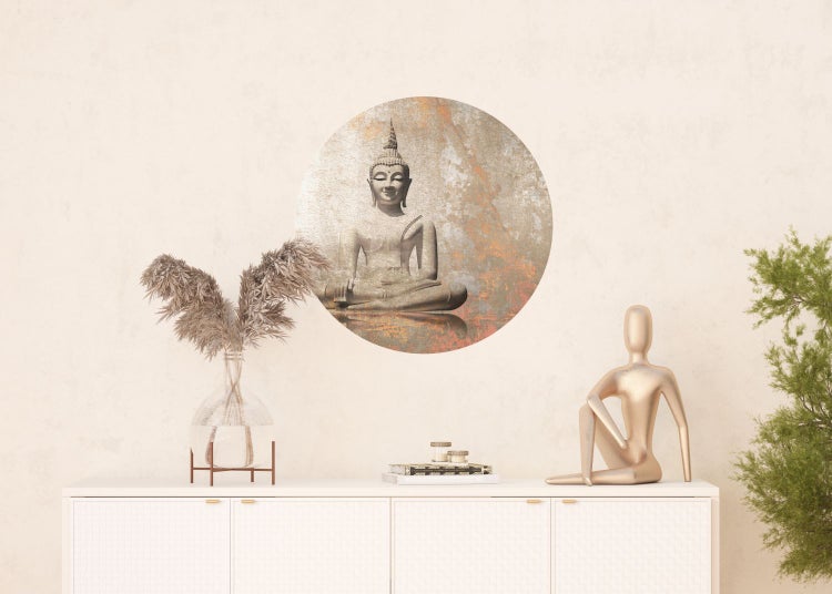 Dekorative Wohnszene mit Buddha-Wandbild, Vase, Trockenblumen und einer Skulptur auf einem Schrank