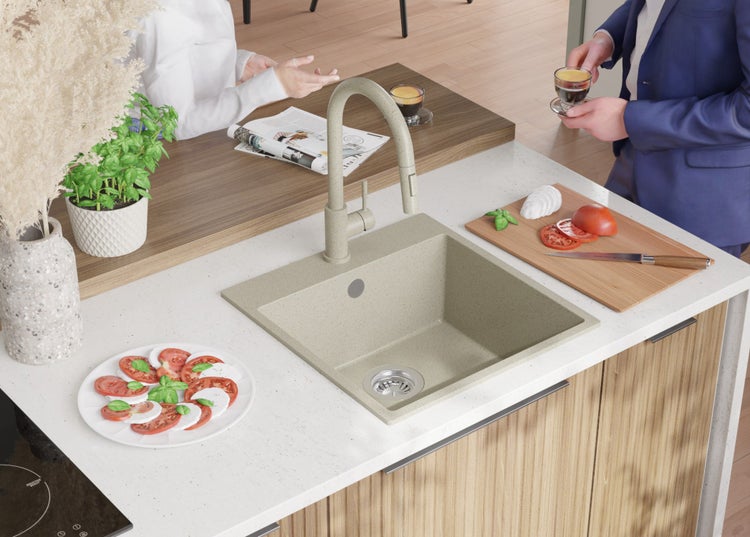 Küchenszene mit Spüle, Armatur, Speisen und Personen