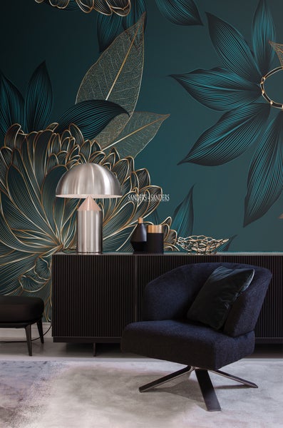 Wohnzimmer mit floraler Tapete, Sideboard, Lampe und Sessel