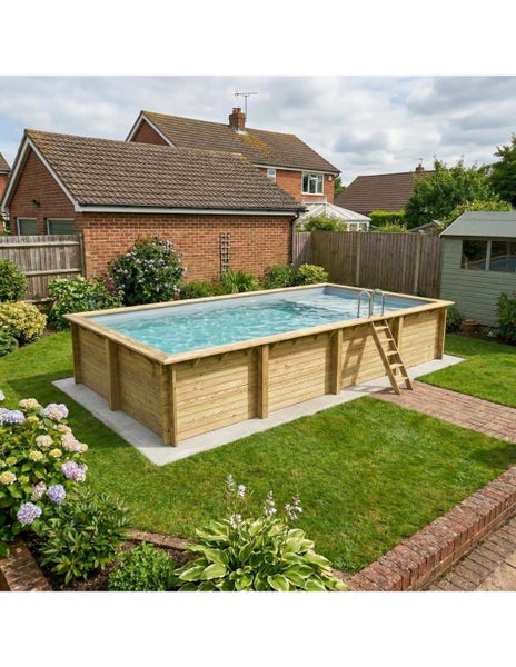 Rechteckiger Holzpool mit Leiter in einem Garten