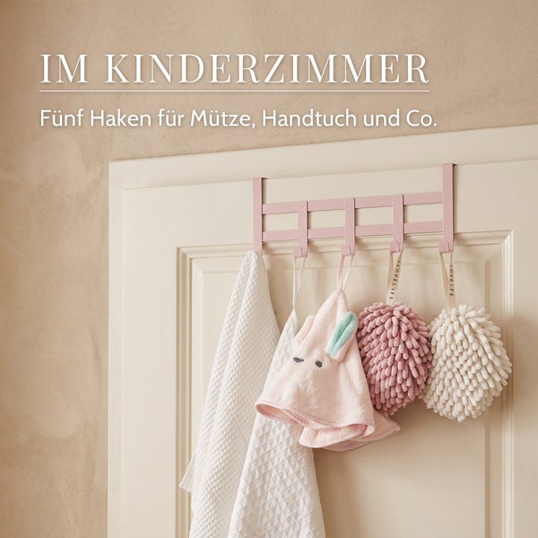 Türhakenleiste mit fünf Haken zum Einhängen an der Tür für Ordnung im Kinderzimmer mit Handtüchern und Waschhandschuhen.