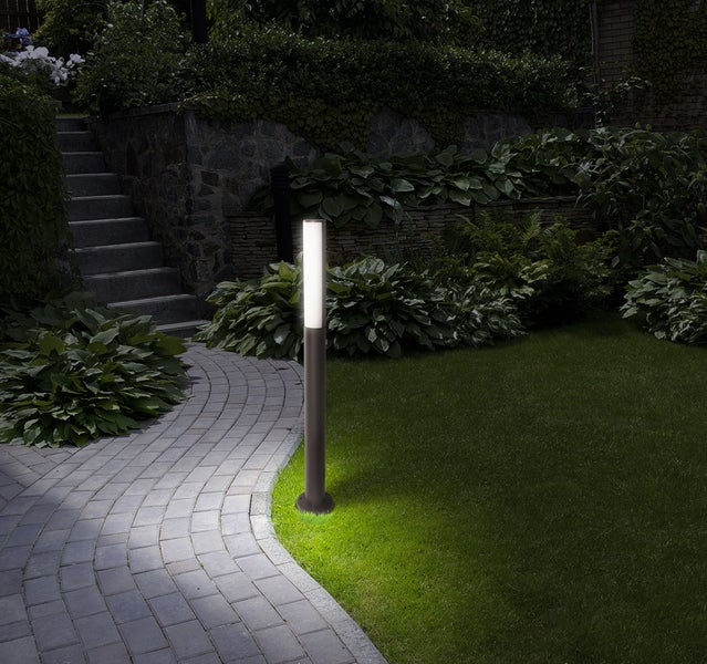 Beleuchteter Garten mit Weg und einer modernen Wegeleuchte.