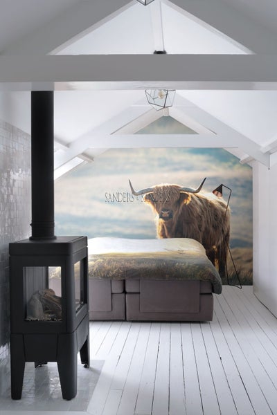 Schlafzimmer mit Kamin, Bett und Fototapete