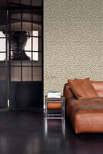 Wohnraum mit gemusterter Tapete, Ledersofa und Beistelltisch