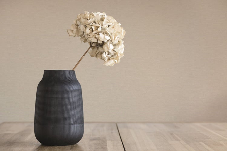 Abmessungen einer Deckenleuchte: 48 cm Länge, 8 cm Höhe an der einen und 12 cm Höhe an der anderen Seite, mit einer Toleranz von plusminus 2 cm.