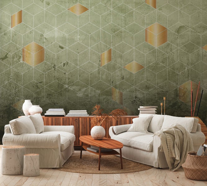 Modernes Wohnzimmer mit geometrischer Vliestapete, zwei hellen Sofas, einem hölzernen Couchtisch und Sideboard auf hellem Parkettboden.