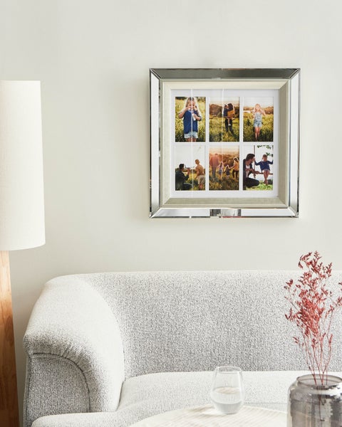 Collagen-Bilderrahmen mit silbernem Rahmen an der Wand über einem Sofa