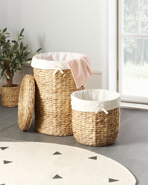 Ampelschirm mit grauem Stoff, weißem Gestell und Kreuzfuß, neigbar