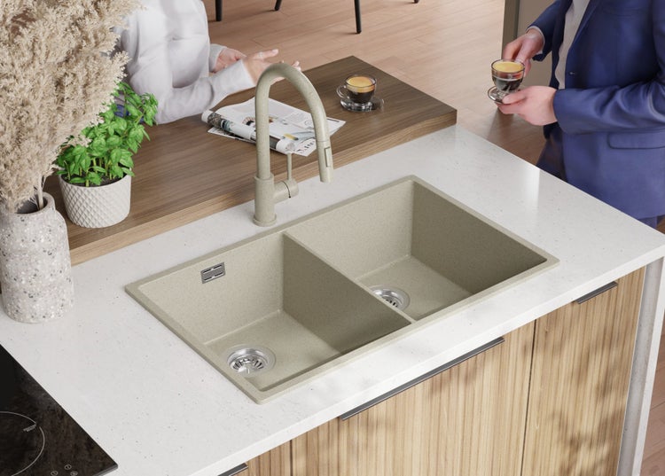 Doppelspülbecken mit Wasserhahn in einer hellen Küche